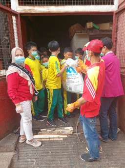 SDN Rangkah 1 Surabaya Gelar Bersih-Bersih Sampah dan Grebeg Pasar Tambak Rejo
