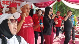 Ribuan warga Kecamatan Tambaksari ikuti Senam Sehat dan Bazar UMKM Bersama Cak Eri - Armuji