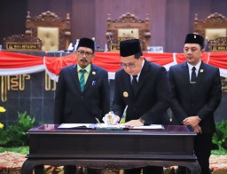 2025 Pj. Gubernur Adhy Pastikan Pendidikan dan Kesehatan Masyarakat Jadi Prioritas