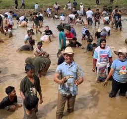 Meriah, Gogoh Iwak Bersama Paslon Bupati Nomor Urut 3 Gratis 