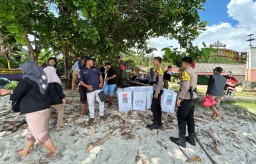 Sebrangi Lautan, Polres Tanggamus Kawal Distribusi Logistik Pilkada 2024 ke Wilayah Terpencil