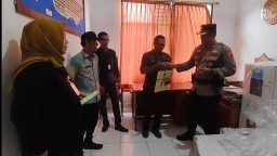 Pastikan Logistik Pilkada Serentak 2024 Tiba di Kantor Lurah Gilimanuk, Kapolsek Perketat Pengamanan