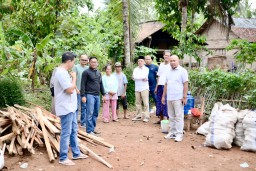 H.Riyanto Pamungkas Kunjungi Korban Puting Beliung Di Pekon Pandan Sari