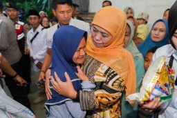 Khofifah Takziyah ke Rumah Duka Keluarga Daris di Situbondo