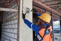 PLN Berbagi Kebahagiaan Melalui Sambung Listrik Gratis Warga Tidak Mampu