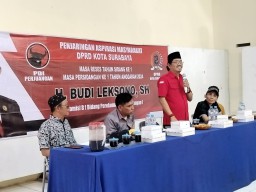 Budi Leksono Anggota DPRD Surabaya Serap Aspirasi Warga Tegalsari Terkait Kebijakan Pengurusan Kk