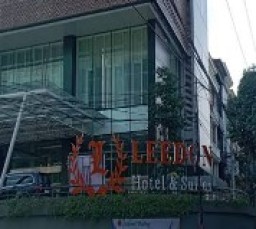 MEITY PIRIS RAMAIKAN RUNDOWN SPEKTAKULER MALAM TAHUN TAHUN BARU DI LEEDON HOTEL & SUITES SURABAYA