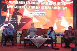 Wamen HAM RI Beri Kuliah Tamu Inspiratif di Unitomo