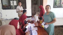 Pemdes Grabagan Bagikan Bantuan Beras Kepada 384 Warga KPM