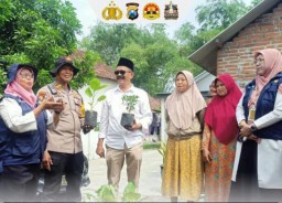 Kapolsek Balong Bendo Bersama Kades Kemangsen Berikan Penyuluhan Bibit Cabai dan Terong