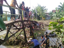 Koramil 0816/12 Gelar Karya Bakti Hari Juang Kartika 2024 Terjun Bersihkan Sampah' Sungai