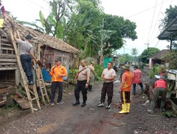 Gercep Polisi Tangani Banjir di Jember Perlancar Lalin hingga Bersihkan Rumah Warga Terdampak*