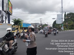 Kehadiran Polantas Polsek Denpasar Barat Jaga Kelancaran di Jam Sibuk, Lakukan Pengaturan Lalu Lintas