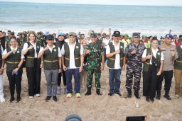 Pangdam Zamroni Kerahkan Prajurit Udayana Bersihkan Sampah Laut di Kuta