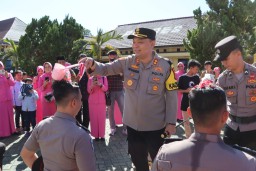 Kapolres Tanggamus Pimpin Upacara Kenaikan Pangkat 31 Personilnya