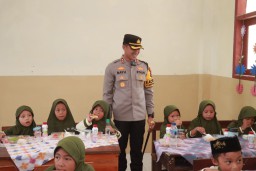Jumat Berkah, Polres Jember Berbagi Makanan Bergizi Untuk Pelajar Sekolah Dasar