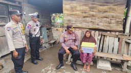 Program "Minggu Kasih" Kapolsek Kawasan Pelabuhan Gilimanuk Berikan Tali Kasih.
