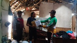 Kapolsek Kawasan Pelabuhan Gilimanuk Laksanakan Giat Tali Kasih, Bantu Warga yang Rumahnya Roboh Akibat Kayu Lapuk.