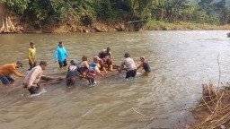 Polisi dan Warga Bantu Seberangkan Anak Sekolah di Jember Gunakan Bambu Rakit Akibat Jembatan Putus
