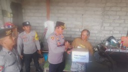 Wujud Kepedulian Kapolsek Gilimanuk Berikan Bantuan Talikasih kepada Lansia 