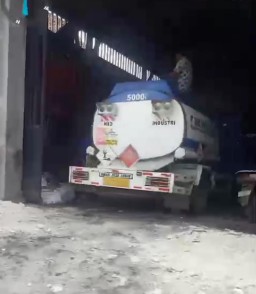 Truk Tangki Diduga Milik Pemain Solar Abah S Terpantau Masuk Gudang di Gresik Gadukan Morokrembangan