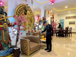 Tim Jibom Satbrimob Polda Lampung Sterilisasi Vihara Prioritas di Bandar Lampung
