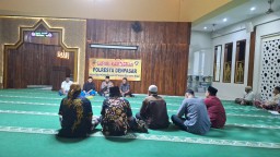 Safari Kamtibmas dalam Tajuk "Jumat Curhat" di Musholla Syuhada, Denpasar