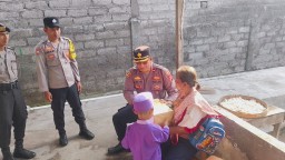 Kapolsek Kawasan Pelabuhan Gilimanuk Serahkan Bantuan Tali Kasih kepada Janda Kurang Mampu di Asri Timur
