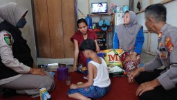 Polres Tanggamus Kunjungi Anak Penderita Gangguan Paru-Paru dan Sulit Bicara, Berikan Bantuan Bahan Pokok