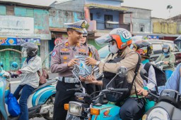 Operasi Keselamatan Semeru 2025 Polres Jember Berbagi Puluhan Jas Hujan untuk Pengendara Roda Dua