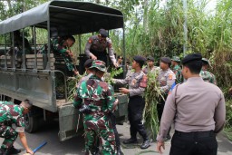 Perkuat Sinergitas dan Soliditas TNI - Polri di Malang Kompak Laksanakan Karya Bakti pada HUT ke - 64 Kostrad