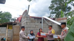 Polres Pasuruan Salurkan Bantuan untuk Warga Terdampak Angin Kencang di 6 Kecamatan