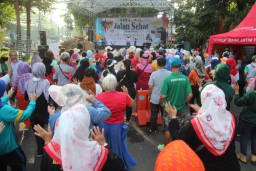 Peserta Rela Menunggu Undian Berjam-Jam, Jalan Sehat Bersama PWI Jatim Berlangsung Meriah