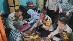Warga Terharu saat Pemuda ODGJ di Gresik Dibantu Kapolres