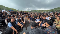 Momen Kapolresta Malang Kota Basah Kuyup, Duduk Bersila Ngobrol Bareng Mahasiswa Saat Suarakan Aspirasi