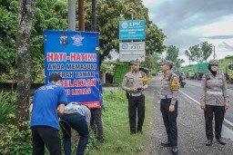 Tekan Angka Laka Lantas, Sat Lantas Polres Jember Supervisi Jalur Black Spot dan Pasang Banner himbauan