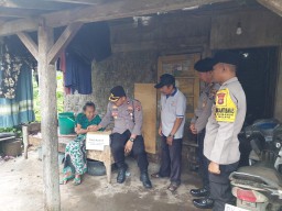 Kapolsek Gilimanuk Salurkan Bantuan Sembako untuk Ibu Dalijah dalam Program 'Minggu Kasih'