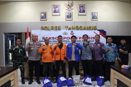 Bersama BEM Mahasiswa dan OKP Polres Tanggamus Salurkan Ratusan Paket Bahan Pokok, Bakti Sosial Jelang Ramadhan 1446 H