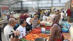 Sidak Pasar Bersama Forkopimda, Kapolresta Malang Kota Ingatkan Tengkulak Agar Tidak Timbun Bahan Pokok