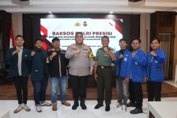 Kapolres Pelabuhan Tanjung Perak Gelar Bakti Sosial Sambut Ramadan Bersama Mahasiswa dan OKP di Surabaya
