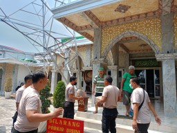 Polres Pelabuhan Tanjung Perak Gelar Bakti Religi Sambut Ramadhan, Bersihkan Sejumlah Masjid di Surabaya