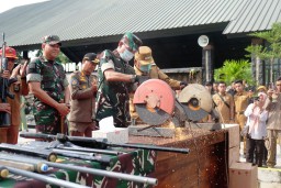 PANGDAM IX/UDAYANA MUSNAHKAN BARANG BUKTI HASIL OPSTER KODIM 1608/BIMA