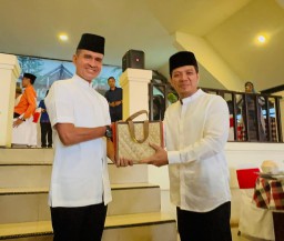 Pangdam IX/Udayana Laksanakan Buka Puasa Bersama Forkopimda Dompu di Pantai Lakey