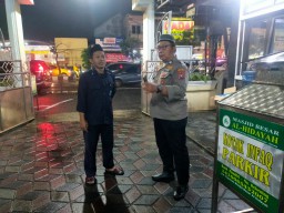 Polsek Gedangan Amankan Pelaksanaan Tarawih Pertama di Masjid Al Hidayah