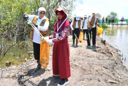 Aksi Bersih Mangrove, Fatma Gus Ipul : Bagian dari Upaya Meningkatkan Kesejahteraan Sosial