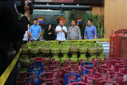 Polda Jatim Berhasil Ungkap Kasus Oplos LPG di Jombang Empat Tersangka Diamankan