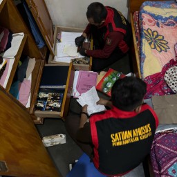 PENYIDIK KEJAKSAAN NEGERI PRINGSEWU LAKUKAN PENGGELEDAHAN TERKAIT PENYIDIKAN PERKARA DUGAAN KORUPSI PENYALURAN KUR