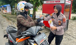 Satreskrim Polres Tanggamus Berbagi Takjil Ramadhan di Gisting