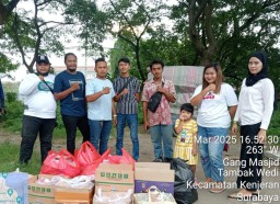 Peduli Sesama di Bulan Ramadan, LiputanSurabaya.id dan DataCyber.id Bagikan Ratusan Takjil di Jembatan Suramadu