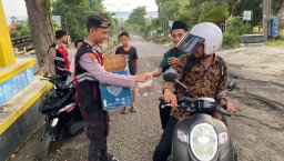 Sat Samapta Polres Tanggamus Bagikan Takjil, Wujud Kepedulian di Bulan Ramadan